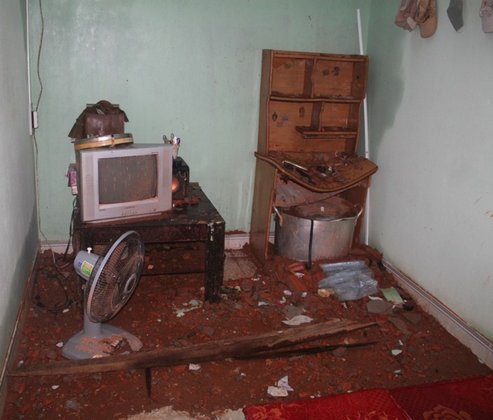Nhiều vật dụng trong gia đình bà Hoa bị hư hỏng