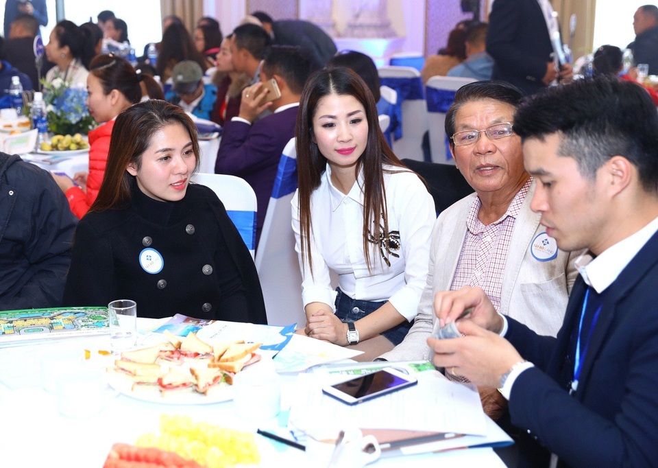 Nhiều khách hàng đã quyết định xuống tiền để sở hữu căn hộ The Sapphire Residence Hạ Long ngay tại sự kiện