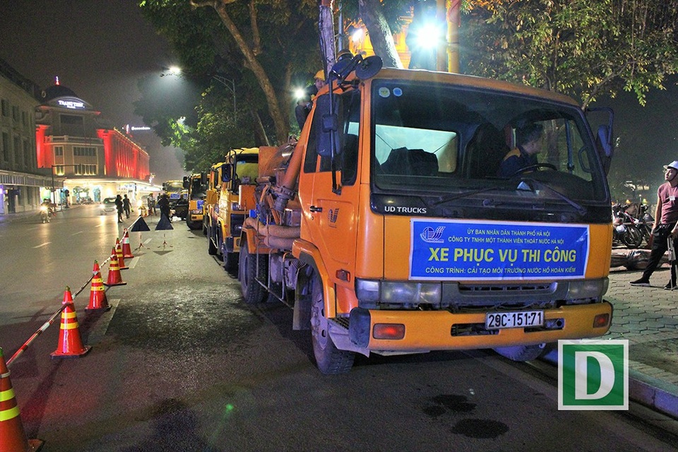 Gần 200 công nhân trắng đêm nạo vét hồ Hoàn Kiếm - 14
Có lực lượng phân làn và rào chắn giao thông.