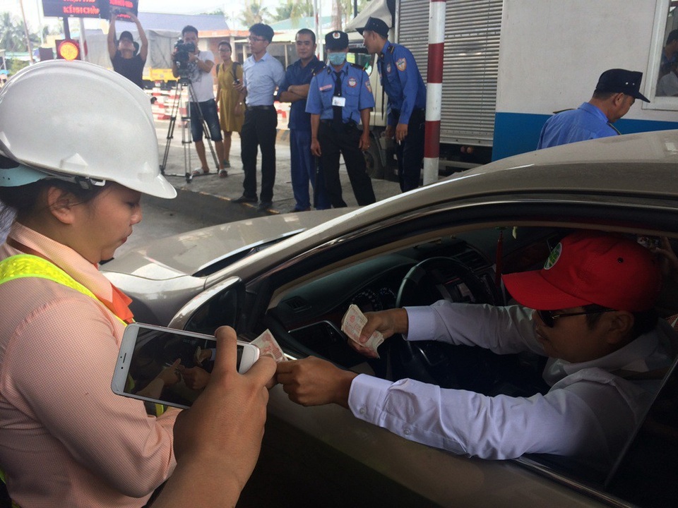 Tài xế trả tiền lẻ gây kẹt xe, BOT Cai Lậy xả trạm lần 4 - 1 Tài xế trả tiền lẻ gây kẹt xe, BOT Cai Lậy xả trạm lần 4 - 1