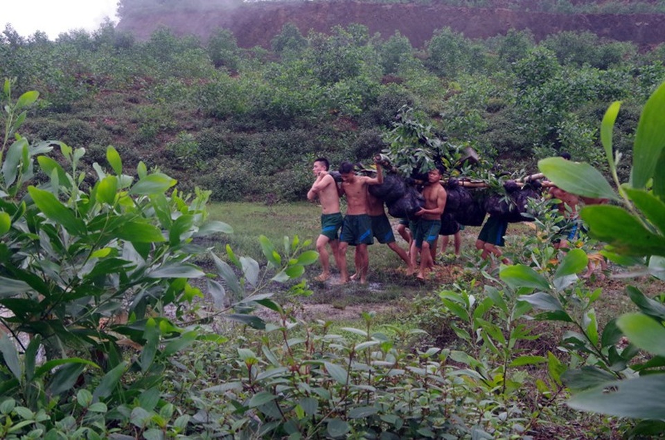 Ngay khi có lệnh, từng tốp lĩnh bắt đầu hành quân vượt sông.