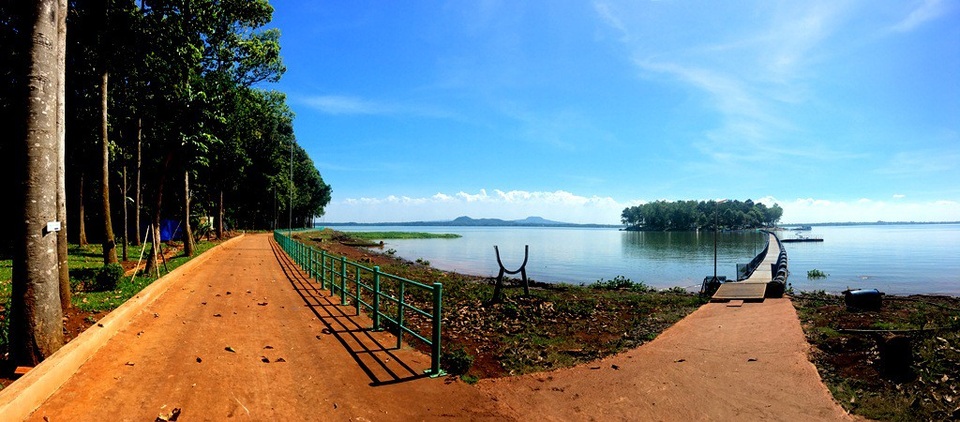 Về Đồng Nai nhớ ghé thăm Đảo Ó - 8 Con đường bên trái là của đảo Đồng Trường, đi qua chiếc cầu phao về bên phải, du khách sẽ quay trở ngược lại Đảo Ó