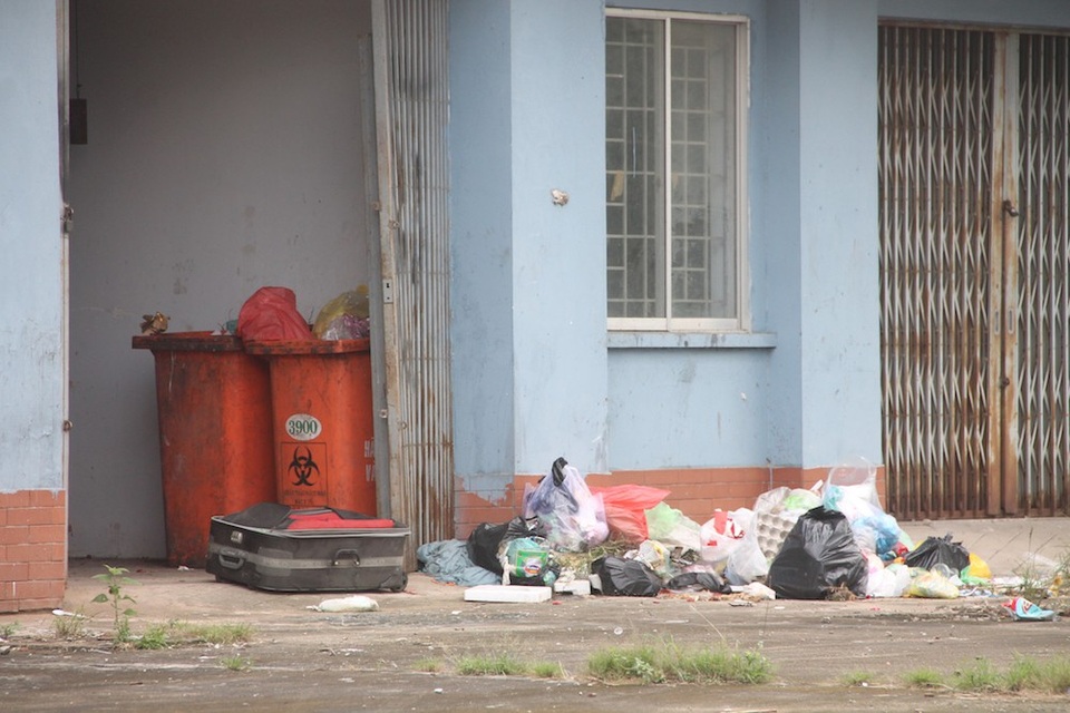 TPHCM: Dân tháo chạy khỏi... khu nhà ở tái định cư - 8 Rác sinh hoạt được vứt khắp nơi.