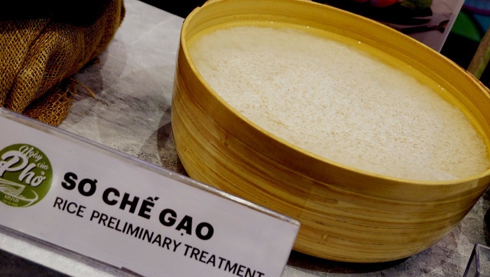Thực khách thích thú “chạm tay” vào lịch sử của sợi phở - 9 Gạo được làm sạch, ngâm mềm, nấu chín và tráng thành từng bánh tròn mềm mịn nhưng có độ dẻo dai vừa phải