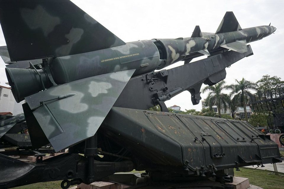 Những vũ khí đã bắn hạ B52 trong trận "Điện Biên Phủ trên không" - 10 Tên lửa SAM 2 của Tiểu đoàn 72, Trung đoàn 285 Tên lửa phòng không (đơn vị anh hùng) đã bắn rơi tại chỗ một máy bay B52 của Mỹ lúc 23h05 ngày 27/12/1972. Xác máy bay sau đó rơi xuống đường Hoàng Hoa Thám và làng hoa Ngọc Hà, quận Ba Đình, Hà Nội.