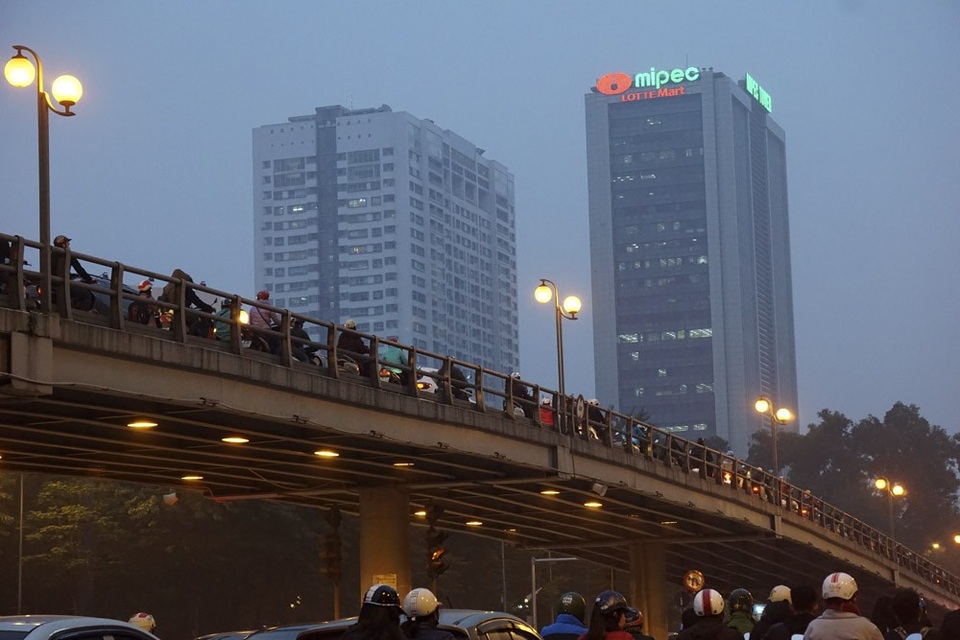 Hình ảnh đường phố Hà Nội kín đặc phương tiện ngày cuối năm - 10 Dòng phương tiện chờ đợi trên cầu vượt Thái Hà.