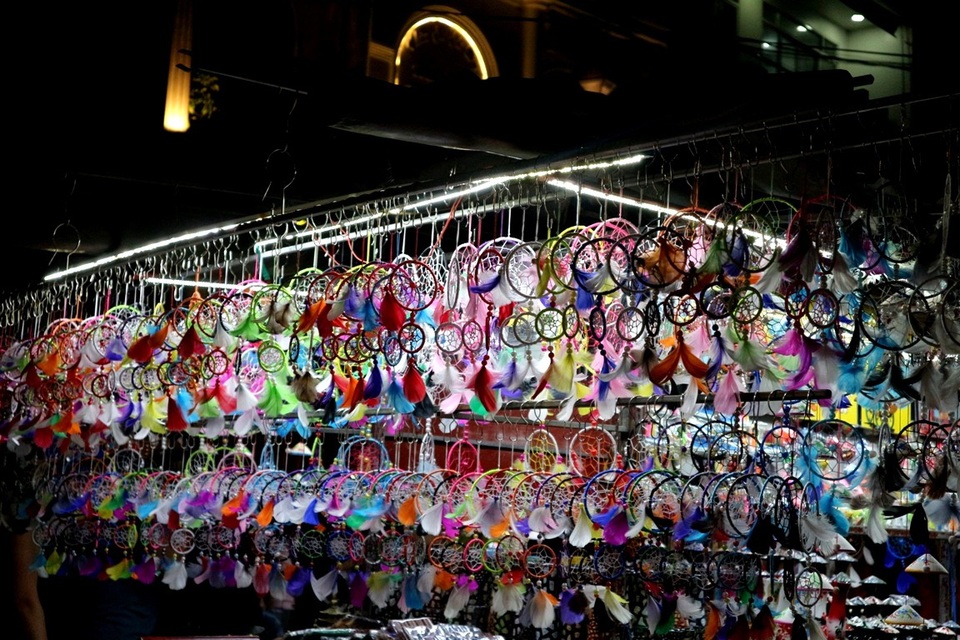 
Những chiếc vòng rất “hot” của bộ phim “The Heir” (phim Hàn Quốc) “Nó sẽ giúp vượt qua giấc mơ xấu, và những giấc mơ đẹp sẽ đi qua vòng tròn đó và đi vào giấc mơ của anh” được bày bán tại Hội An thu hút sự quan tâm của du khách. Nó cũng tượng trưng cho niềm mong ước của mọi người vượt qua mọi điều xấu trong năm cũ, mang đến may mắn trong năm mới
