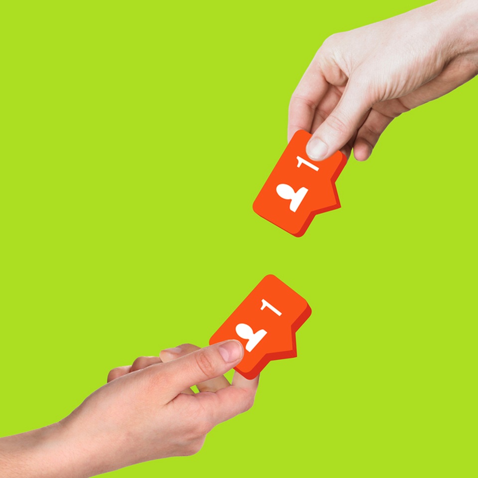 Bộ ảnh ghép đầy màu sắc phê phán thói "nghiện" mạng xã hội - 8 follow để được follow