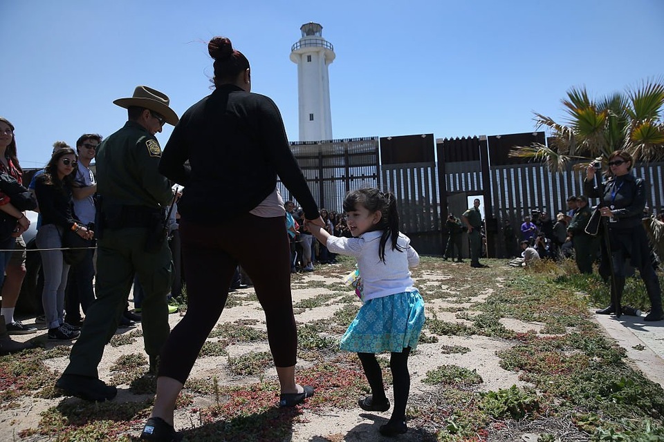 Hàng rào "đoàn tụ gia đình" ở biên giới Mỹ - Mexico - 8
Vào năm 2016, để kỷ niệm Ngày thiếu nhi Mexico, 5 gia đình được phép đoàn tụ và ôm nhau tại công viên hữu nghị. Khi cánh cửa khẩn cấp được mở ra, họ có 3 phút để gặp nhau. Những gia đình này đã được kiểm tra cẩn thận trước khi được cho phép đoàn tụ. (Ảnh: Getty)