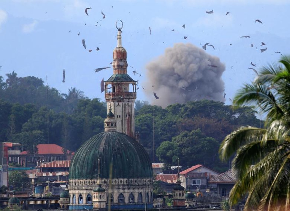 Những hình ảnh nổi bật thế giới tháng 6 - 13 Quân đội Philippines ngày 23/6 không kích nhóm phiến quân thân IS có tên Maute, nhóm khủng bố đã chiếm một phần thành phố Marawi hồi tháng trước. (Ảnh: Reuters)