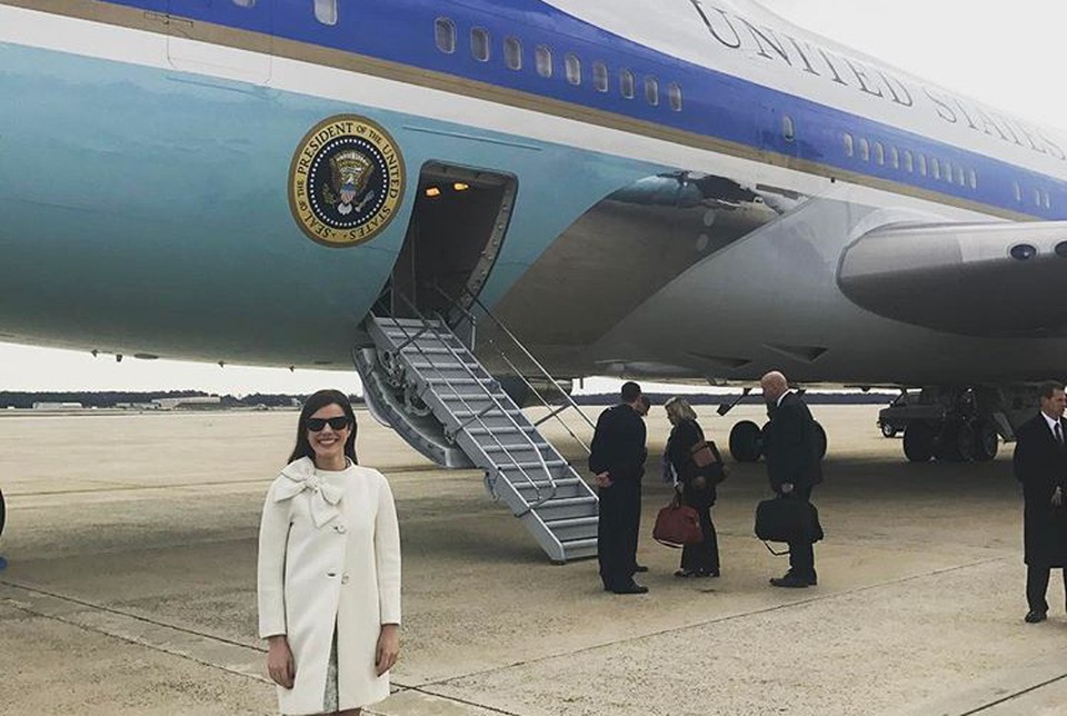 
Cô Westerhout chụp ảnh bên cạnh chuyên cơ Tổng thống Air Force One. (Ảnh: Instagram)
