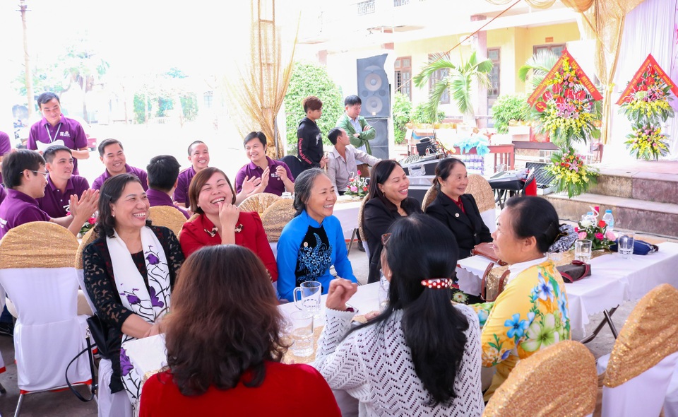 "Chúng mày ơi, về với trường, với lớp đi…" - 9
Các thầy cô sống lại những kỷ niệm khi còn giảng dạy Khóa 99-02