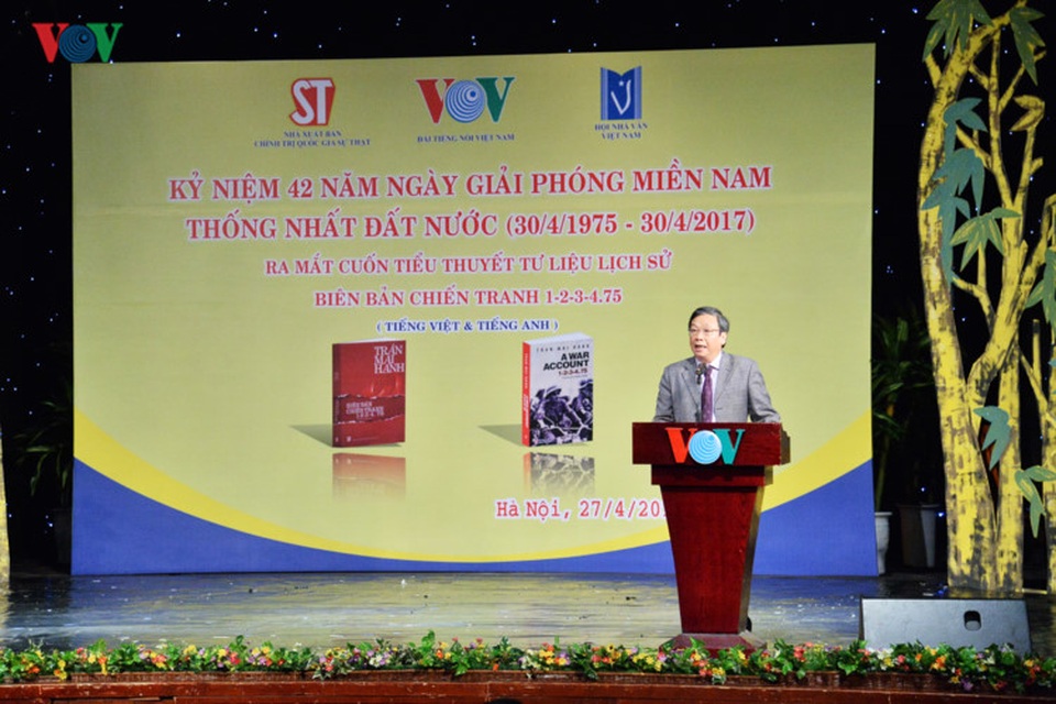 Chùm ảnh: Ra mắt tiểu thuyết “Biên bản chiến tranh 1-2-3-4.75“ tại VOV - 8 Ông Phạm Chí Thành, quyền Giám đốc-Tổng biên tập Nhà xuất bản Chính trị Quốc gia Sự thật phát biểu rằng, với “Biên bản chiến tranh 1-2-3-4.75”, tác giả Trần Mai Hạnh đã khách quan hóa, đưa ra một cái nhìn điềm tĩnh không thiên kiến, tôn trọng sự thật lịch sử, nhân văn trước số phận những người thuộc phía bên kia, bảo đảm sự trung thực của ngòi bút trước các sự kiện, sự việc, tình tiết đã diễn ra.