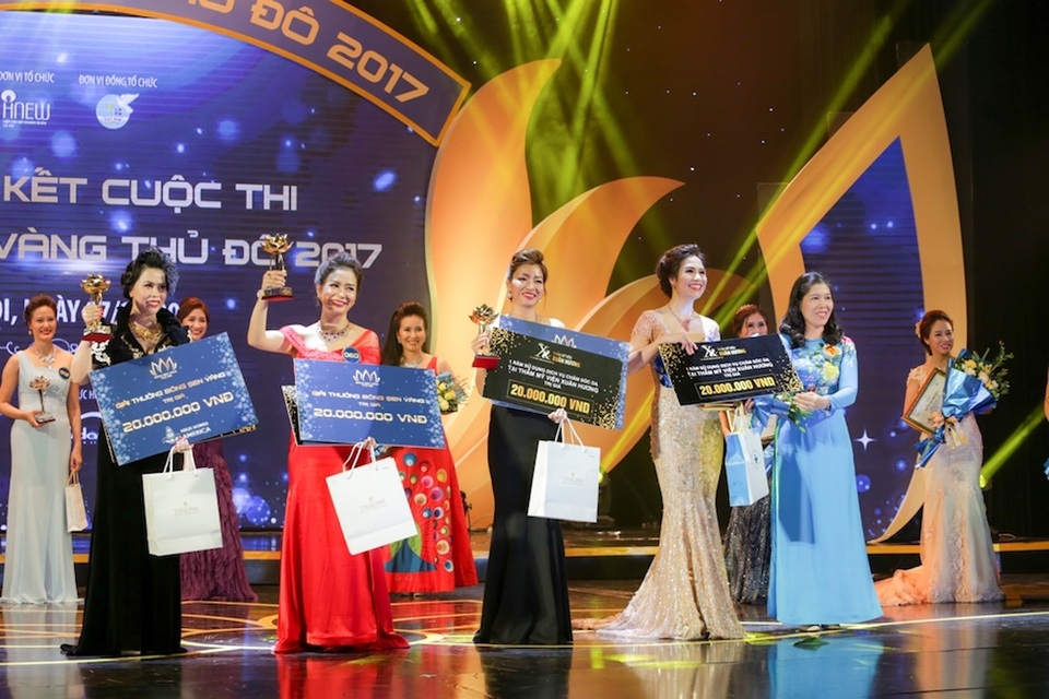 Nữ doanh nhân Hà Nội rạng rỡ cùng trang sức PNJ - 8 Không những thế, trong nhiều năm qua, PNJ là doanh nghiệp hăng hái, tiên phong trong các hoạt động gắn kết, đồng hành cùng chị em phụ nữ, các nữ doanh nhân trên cả nước. Công ty đã tổ chức nhiều sân chơi tài năng cho Nữ doanh nhân cả nước, tạo nhiều dịp gặp gỡ, giao lưu và giúp chị em doanh nhân tỏa sáng, đồng thời xây dựng cộng đồng Nữ doanh nhân ngày một lớn mạnh và năng động hơn.