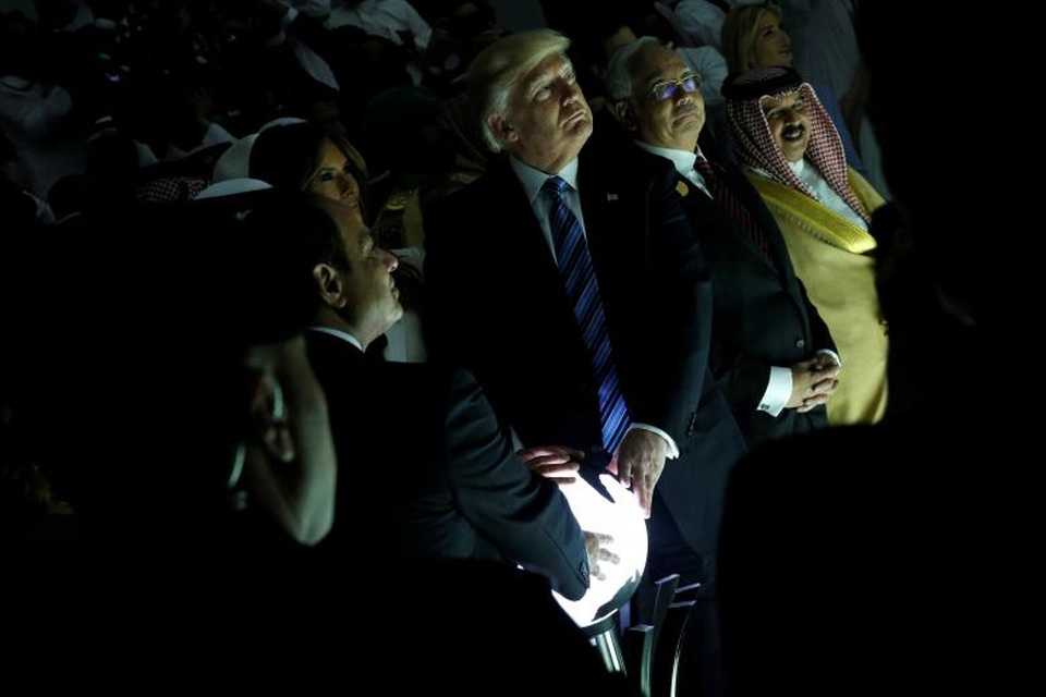 6 tháng đầu tiên đầy "sóng gió" của Tổng thống Trump tại Nhà Trắng - 10
Ông Trump cùng phu nhân trong chuyến công du Ả-rập Xê-út ngày 21/5/2017. Trong chuyến thăm này, 2 bên đã đạt được thỏa thuận Washington cung cấp hợp đồng vũ khí hơn 100 tỷ USD cho Riyadh. (Ảnh: Reuters)