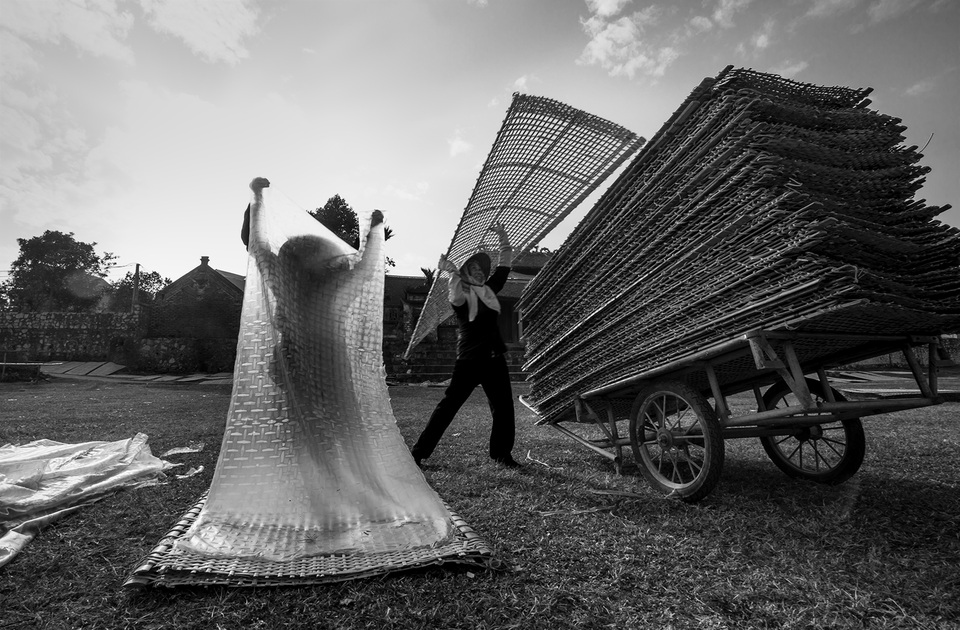 Ảnh đẹp trong ngày 23/12/2016. Miến là một trong hàng trăm món ăn truyền thống của Việt Nam. Ngày nay, miến chủ yếu được sản xuất bằng máy. Tuy nhiên, vẫn còn một số làng nghề truyền thống làm miến bằng tay, như làng So ở Hà Nội. Đây là một nghề thủ công truyền thống được truyền từ thế hệ này sang thế hệ khác tại ngôi làng được mệnh danh là làng đẹp nhất xứ Đoài xưa. Miến ở đây được làm ra những tấm lớn, phơi khô, sau đó cắt nhỏ hoàn toàn bằng tay.