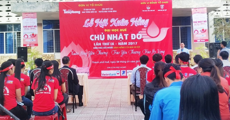 Hàng ngàn đơn vị máu được hiến tặng trong ngày chủ nhật - 1 Ngày Chủ Nhật Đỏ thu hút được rất nhiều các bạn sinh viên tham gia ngày hội