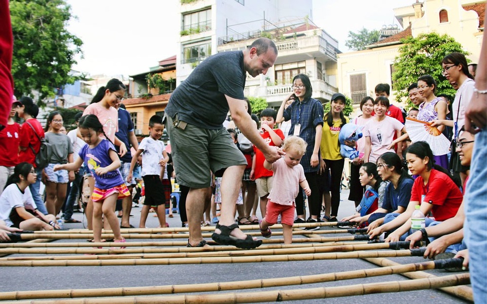 Ảnh đơn giải ba Lưu giữ và sẻ chia văn hóa dân gian của tác giả Vũ Thị Thủy Tiên.