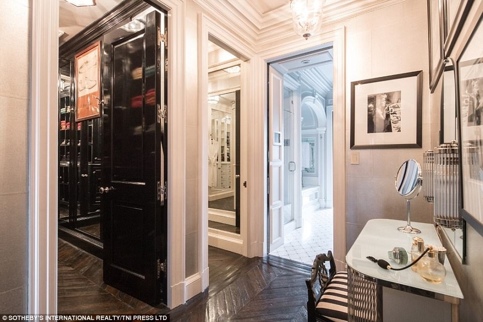 Phòng trang điểm, phục sức nằm giữa phòng ngủ và phòng thay đồ.