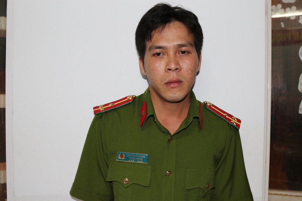 Trần Hữu Lợi, thường xuyên mặc sắc phục công an, ngồi quán nhậu để ra oai, chém gió (ảnh C.A)