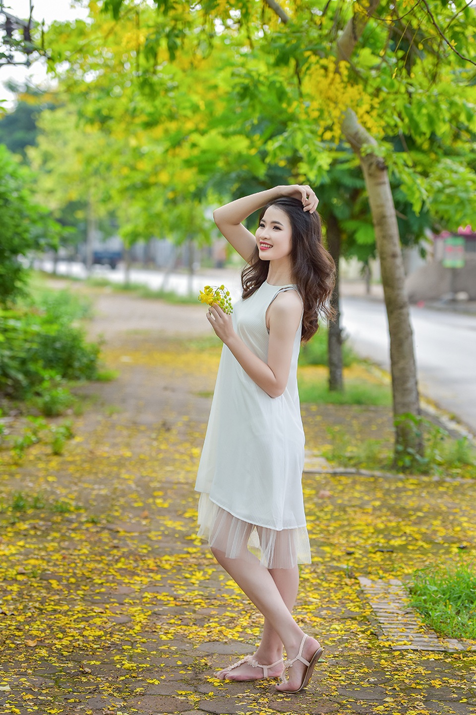 Nữ sinh cao 1m79 duyên dáng đọ sắc cùng muồng hoàng yến - 10 Nữ sinh cao 1m79 duyên dáng đọ sắc cùng muồng hoàng yến - 10