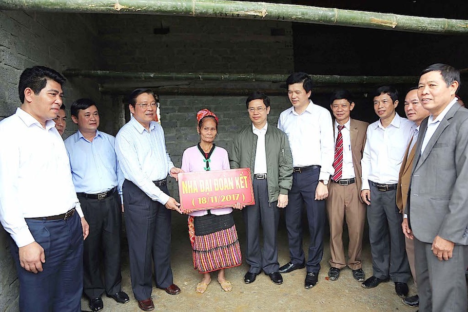 Trưởng Ban Nội chính Trung ương tặng quà, múa lăm vông cùng dân bản - 11 Trưởng Ban Nội chính Trung ương trao nhà Đại đoàn kết cho một hộ dân tại đây.