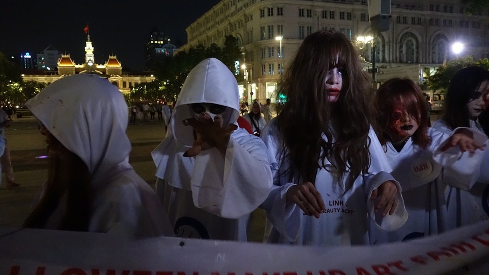 
“Xác sống” xuất hiện, đi lại dập dìu ở phố Nguyễn Huệ từ rất sớm
