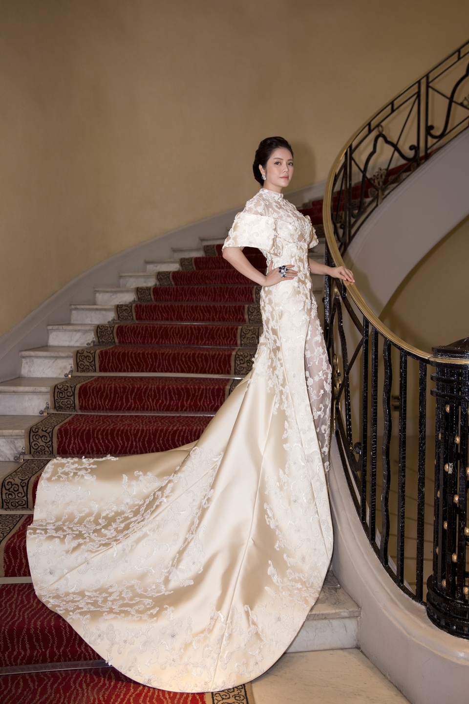Dàn người đẹp rạng rỡ dự khai mạc LHP Cannes - 22
LHP Cannes 2017 đã chính thức khai mạc người 17/5 vừa qua với sự tham gia của dàn sao từ khắp nơi trên thế giới. Lý Nhã Kỳ là vị khách thường niên của LHP uy tín này