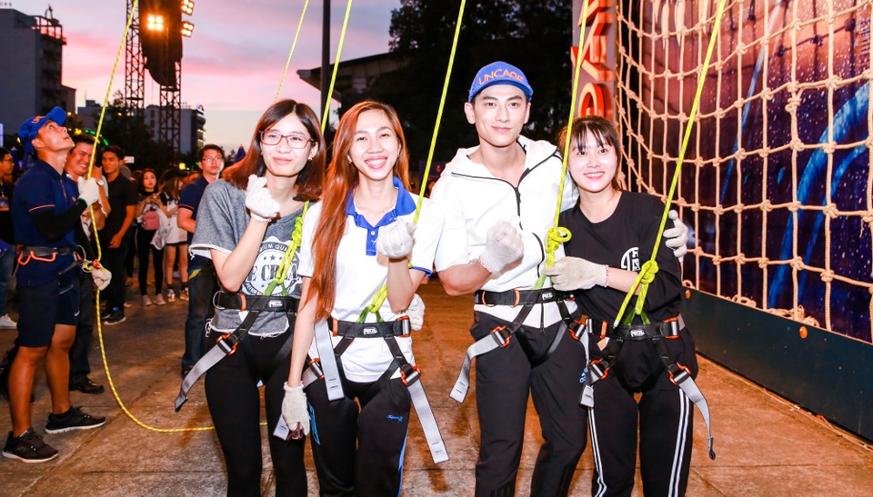 Ở bên dưới, “soái ca” Isaac cũng chuẩn bị chinh phục Bức tường Tiger…