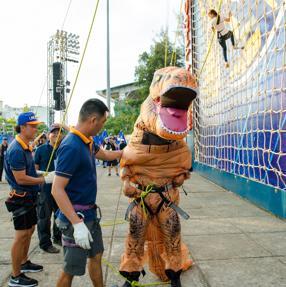Trước đó, các chuyên gia đã chuẩn bị chu đáo các bước kỹ thuật để vị khách “thời tiền sử” này có thể chinhphục Bức tường Tiger theo cách của Người Nhện.