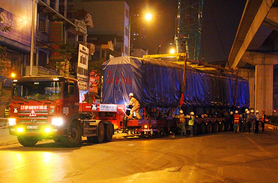 Ba toa tàu được đưa trơn tru lên đường sắt trên cao - 4
Đêm qua ba toa tàu tiếp theo của tuyến đường sắt Cát Linh - Hà Đông tiếp tục được đưa lên đường ray