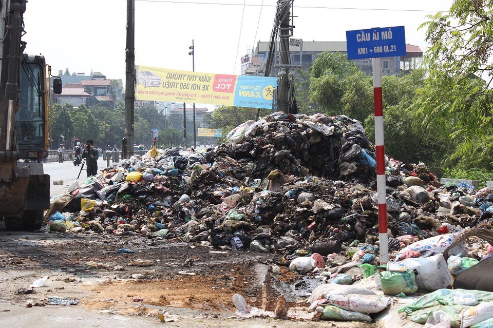 "Núi rác" ở Hà Nội được thu dọn sau 4 tháng ứ đọng - 10 "Núi rác" ở Hà Nội được thu dọn sau 4 tháng ứ đọng - 10