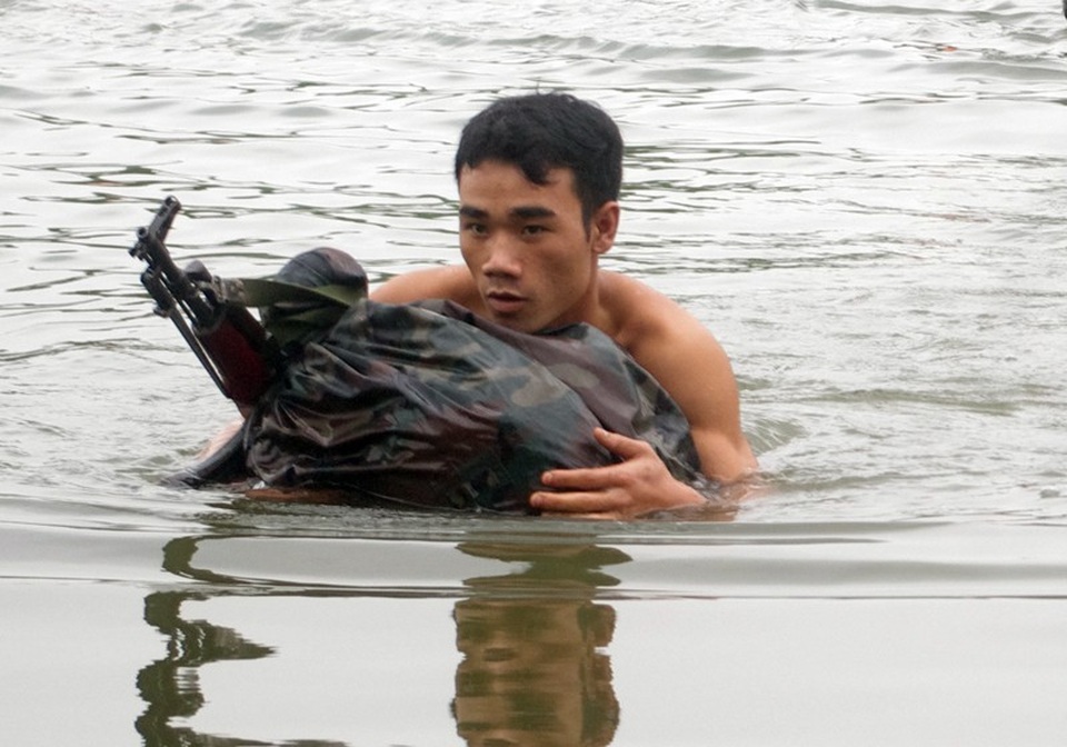 Một chiến sĩ căng mình vượt sông