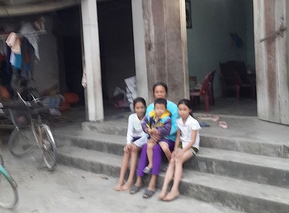 Đáng thương vợ ung thư chăm chồng bị tai nạn trong cảnh không xu dính túi - 9 Mẹ đi chăm bố ở viện nên 3 đứa con thơ dại ở nhà phải gửi cho bà con lối xóm và người thân chăm sóc.