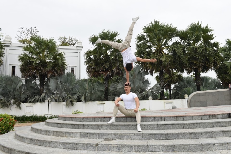 Những công trình công cộng địa hình đa dạng và ít xô bồ rất thích hợp tập luyện cho các bài biểu diễn ở nơi công cộng như kỷ lục thế giới mà anh em hoàng tử xiếc vừa xác lập ở Tây Ban Nha. Ảnh khu The Crescent – Hồ Bán Nguyệt đô thị Phú Mỹ Hưng