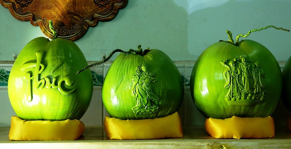 Hình tượng Quán Thế Âm Bồ Tát được lựa chọn in nổi năm nay. Theo một vài khách hàng chọn mua, Hình tượng mẹ Quán Thế Âm thể hiện cho sự cứu rỗi, biểu tượng tinh thần vượt qua khổ nạn. Việc trung bày hình tượng Quán Thế Âm giúp cho gia chủ có thêm niềm tin trong cuộc sống.