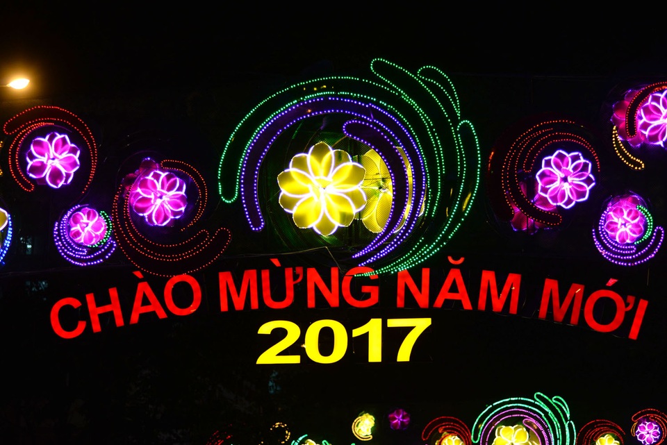 Đường Ánh sáng ở Sài Gòn bị người dân chê quá sặc sỡ - 9 Nhiều người đánh giá do quá nhiều màu sắc và bố trí dày đặc nên ban đêm đi qua rất khó nhìn.