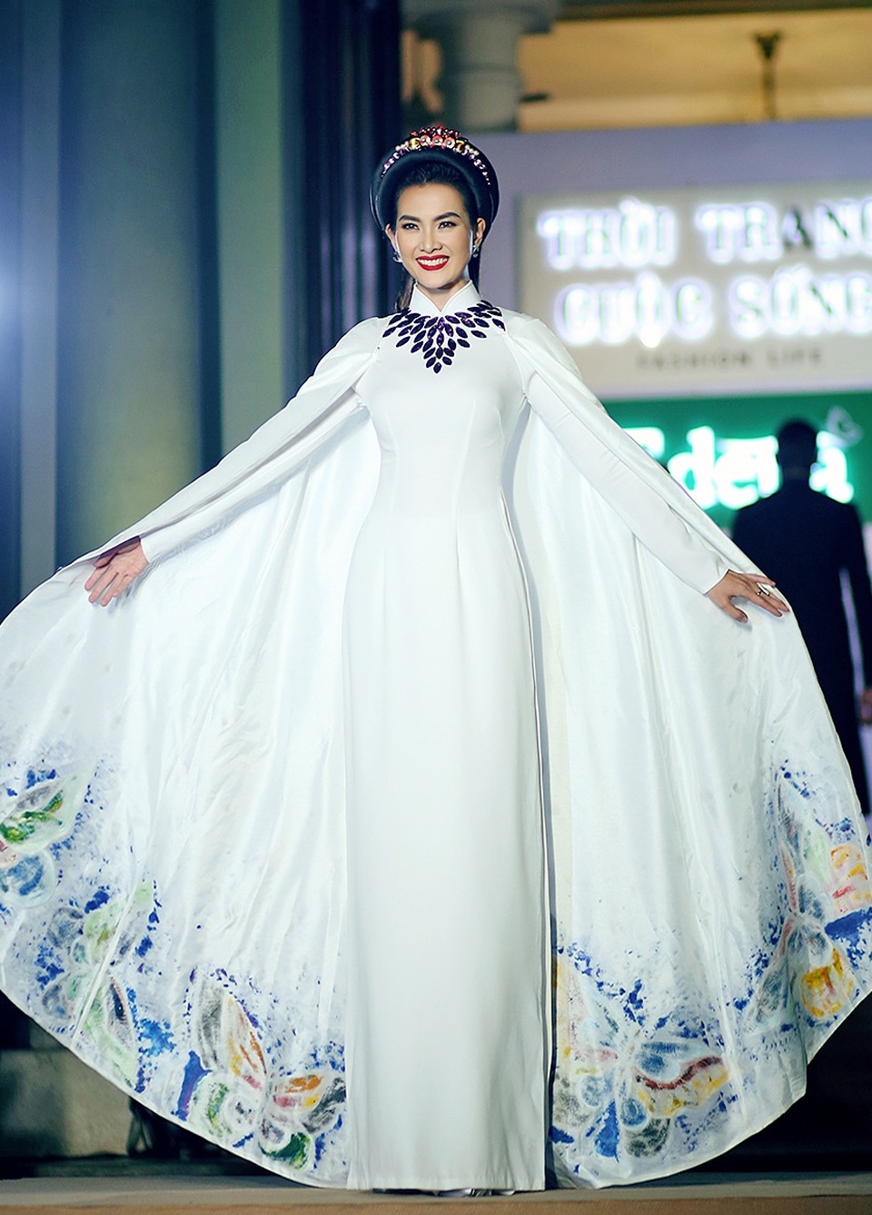 Anh Thư lần đầu trở lại sàn diễn sau ly hôn - 10 Anh Thư tươi trẻ với áo dái có vai choàng như nữ hoàng