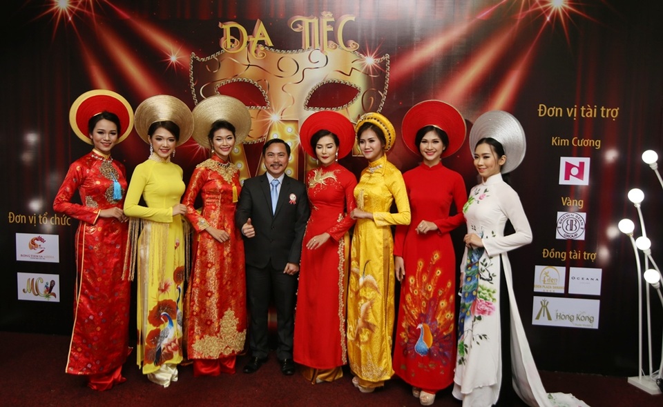 Người đẹp Đà thành hội tụ trong đêm tiệc của MC miền Trung - 7 Dàn người mẫu, nhan sắc Đà thành tham gia phần trình diễn thời trang áo dài trong chương trình
