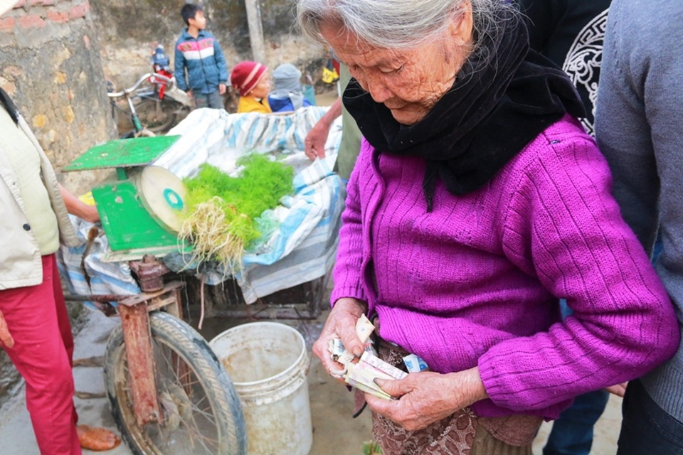 26 Tết đi chợ Thiều "mua may bán rủi" - 7
Có những cụ già đến chợ mang theo những đồng tiền lẻ chắt chiu trong nhiều ngày tháng. Họ mua hàng mong muốn để cầu may một năm mới tốt đẹp hơn.