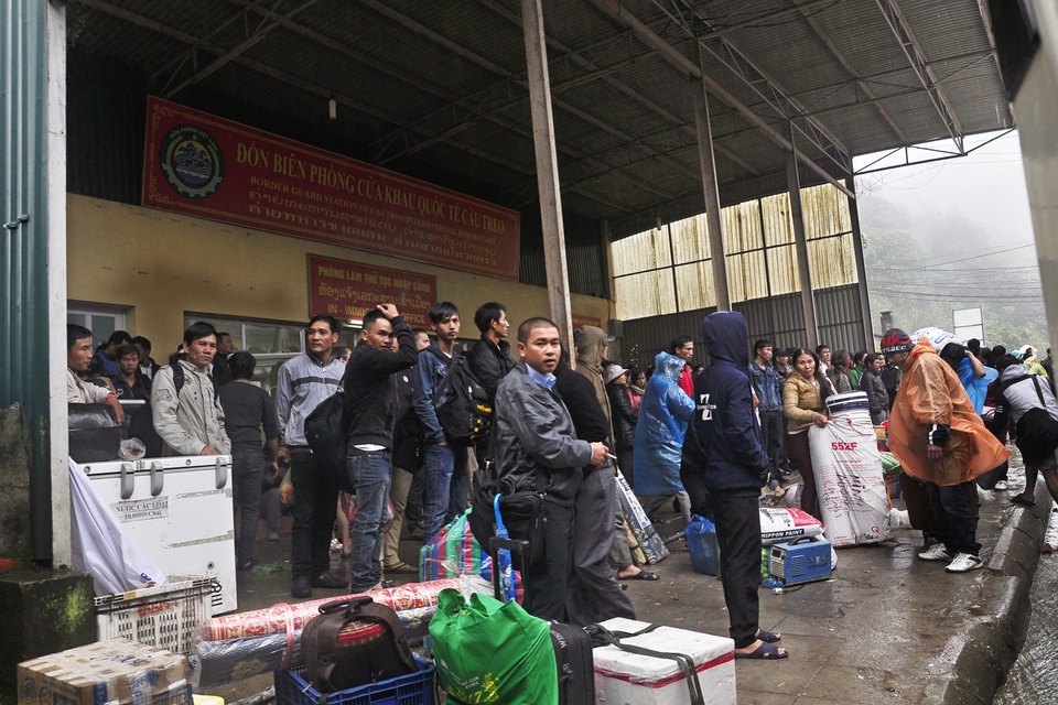 Cửa khẩu quốc tế Cầu Treo "nghẹt thở" những ngày cuối năm - 5 Cửa khẩu quốc tế Cầu Treo "nghẹt thở" những ngày cuối năm - 5