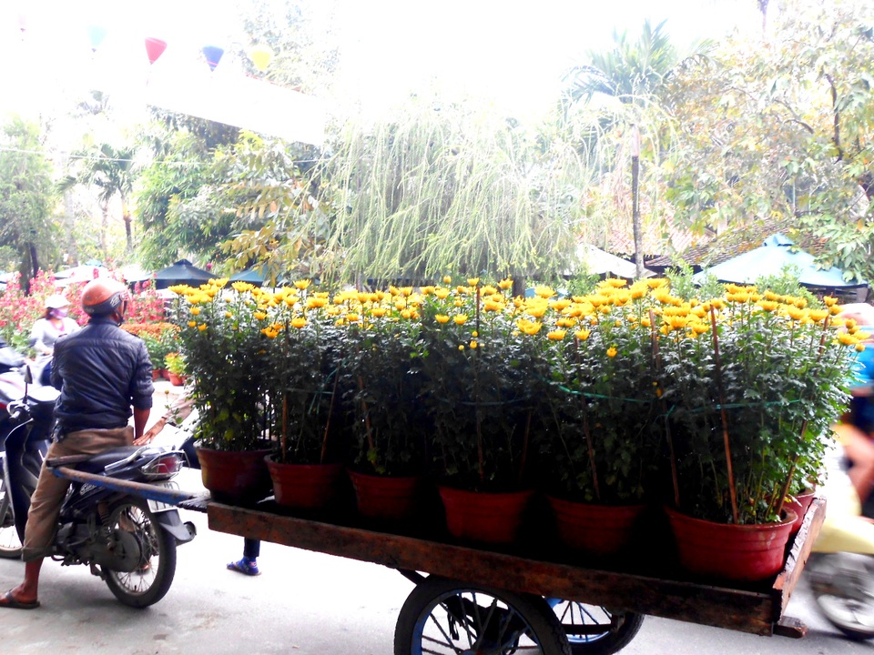 Tất bật mưu sinh với “nghề thời vụ” cuối năm - 9 Làm thợ mỗi ngày thu nhập khoảng 200-250 ngàn đồng nhưng bữa có bữa không; đến Tết chở hàng thuê có ngày cũng kiếm được cả triệu đồng