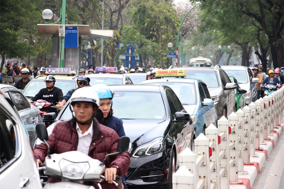 Người Hà Nội tấp nập đi chùa, đường phố ùn tắc kéo dài - 9 Đường Thanh Niên, khu vực phía trước đền Quán Thánh cũng bị ùn tắc kéo dài.