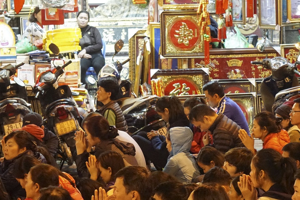 Hàng nghìn người ngồi lòng đường "giải hạn" đầu năm - 8
Những người làm lễ tập trung hướng về nhà chùa.