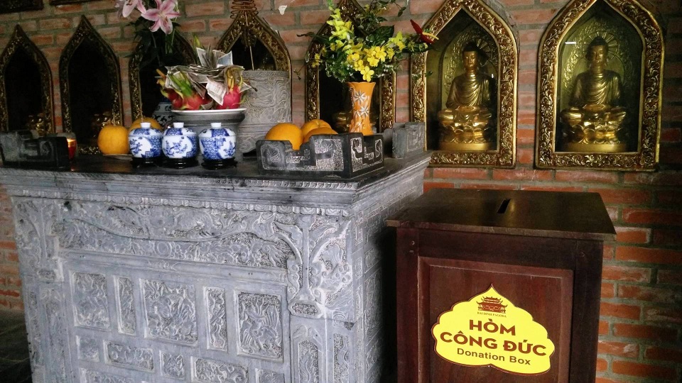 Tại các bàn thờ, mặc dù ngay bên có hòm công đức nhưng du khách vẫn không chịu bỏ tiền vào bên trong mà đặt ngay lên trên bàn thờ, nhét vào mâm ngũ quả.