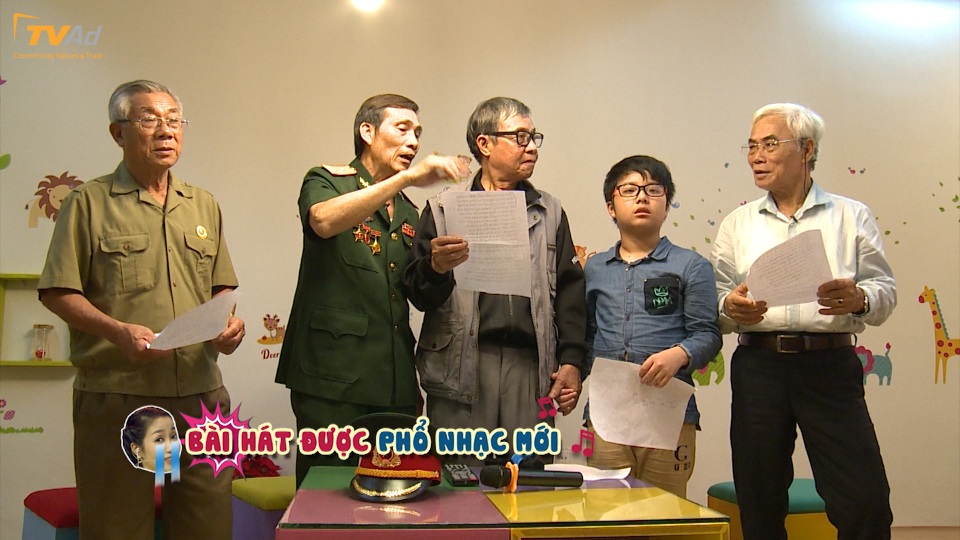 Bố và con trai nghệ sĩ Công Lý chiến thắng 130 triệu đồng ở gameshow - 1 Bố, con trai nghệ sĩ Công Lý cùng các đồng đội tập hát bài Năm anh em trên một chiếc xe tăng.