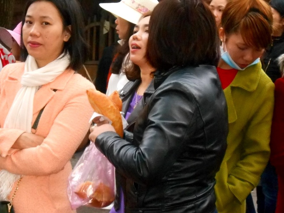 Ăn tạm bánh mỳ chống đói để tiếp tục chờ đợi