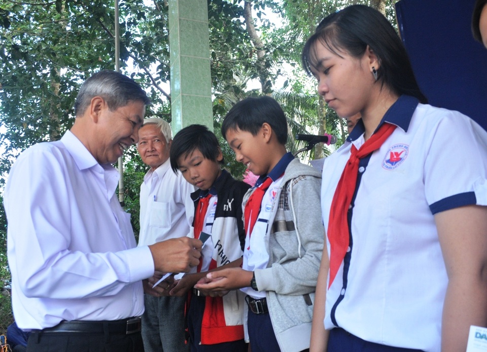 Khởi công xây dựng cầu Dân trí thứ 12 tại Đồng Tháp - 7
Ông Hồ Thanh Phương - Chủ tịch UBND huyện Lai Vung trao các suất học bổng cho các em học sinh trường THCS thị trấn Lai Vung