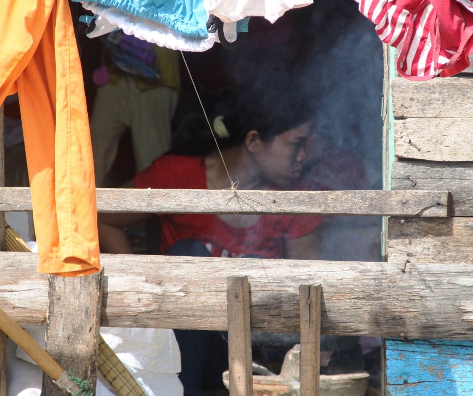 “Nghẹt thở” ở xóm ổ chuột giữa lòng thành phố - 5 Nhà chật hẹp, lối đi chỉ vừa lọt người nên khi xảy ra cháy nổ rất khó cứu hộ