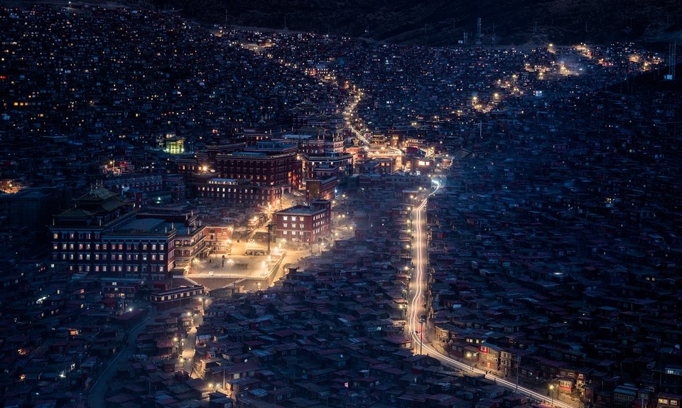 Bức “Beautiful But Fading Light” (Ánh sáng đẹp mờ dần), tác giả Yuen Hung Neoh (Singapore), chụp tại Larung Gar, Trung Quốc.